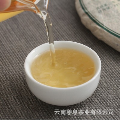 批发云南普洱茶 班章银毫大树老树普洱生饼 357克七子饼茶直供图2