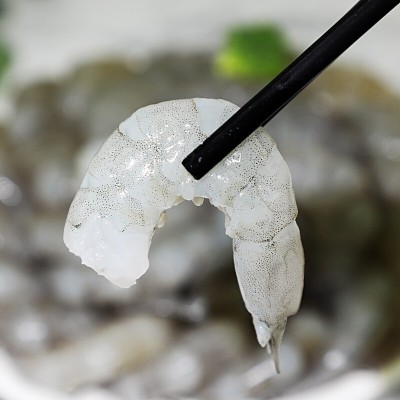 厂家批发湛江冷冻31-40南美白虾真空虾活剥去虾线1.5斤海鲜图2